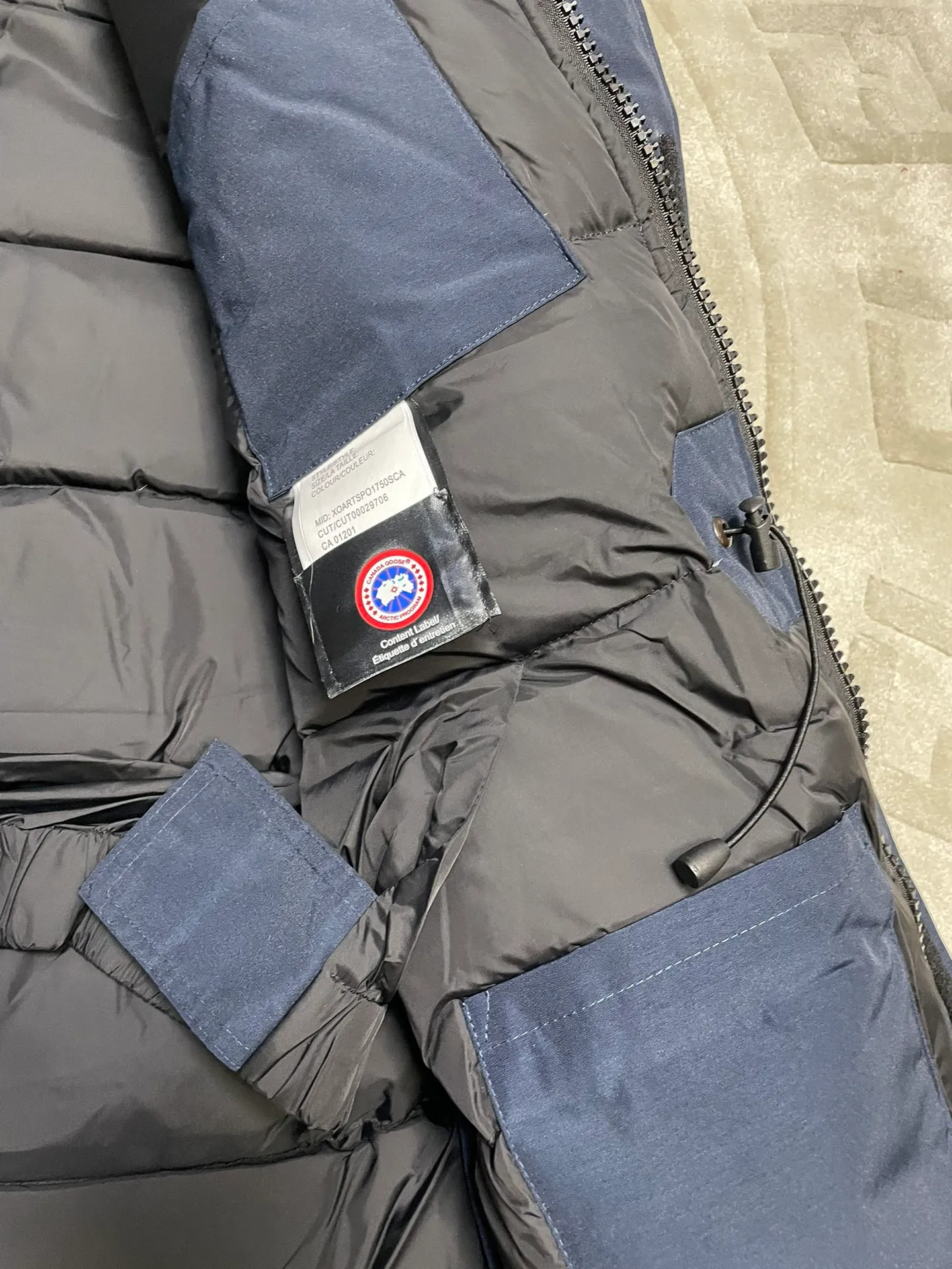 P1060 CANADA GOOES 🇨🇦ⒿⓅⓈ manufactures 10 models of snow curse men and women couples. Factory direct supply: supplying global purchasing agents, micro-business, entities, Tmall, high-end stalls and studio cooperation, free shipping! There are 10 types of Canada Goose Snow Mantra parkas for men and women, the Rolls-Royce of down jackets. ➖ Industry-leading anti-counterfeiting chip sensing. ➖ Imported Behringer embroidery machines and customized embroidery labels, the highest level and industry leading. ➖ Imported Korean 21-count polyester-cotton blended original fabric, TC85 waterproof coated fabric, water-repellent, windproof and wear-resistant. ➖ The new national standard 90 white duck down has an average down filling of 300 grams. The amount of down filling is industry-leading. ➖ 100% nylon lining with double double-layer sealing design to prevent velvet running, and seamless thread design on the cuffs! ➖ Yoshida YKK provides original factory-customized electroplated sliders. YKK two-way lockable zippers are tight and smooth and do not peel off paint. ➖ 3M composite Velcro is durable and the accessories and hardware are all custom-made. Note: Our copywriting is only simple and clear. Instead of bragging about the copywriting, it is better to compare and understand with samples. Only for the purest goose, the most dedicated, the most professional, the highest quality, the highest cost performance! SIZE:XS-XXL [with size chart]